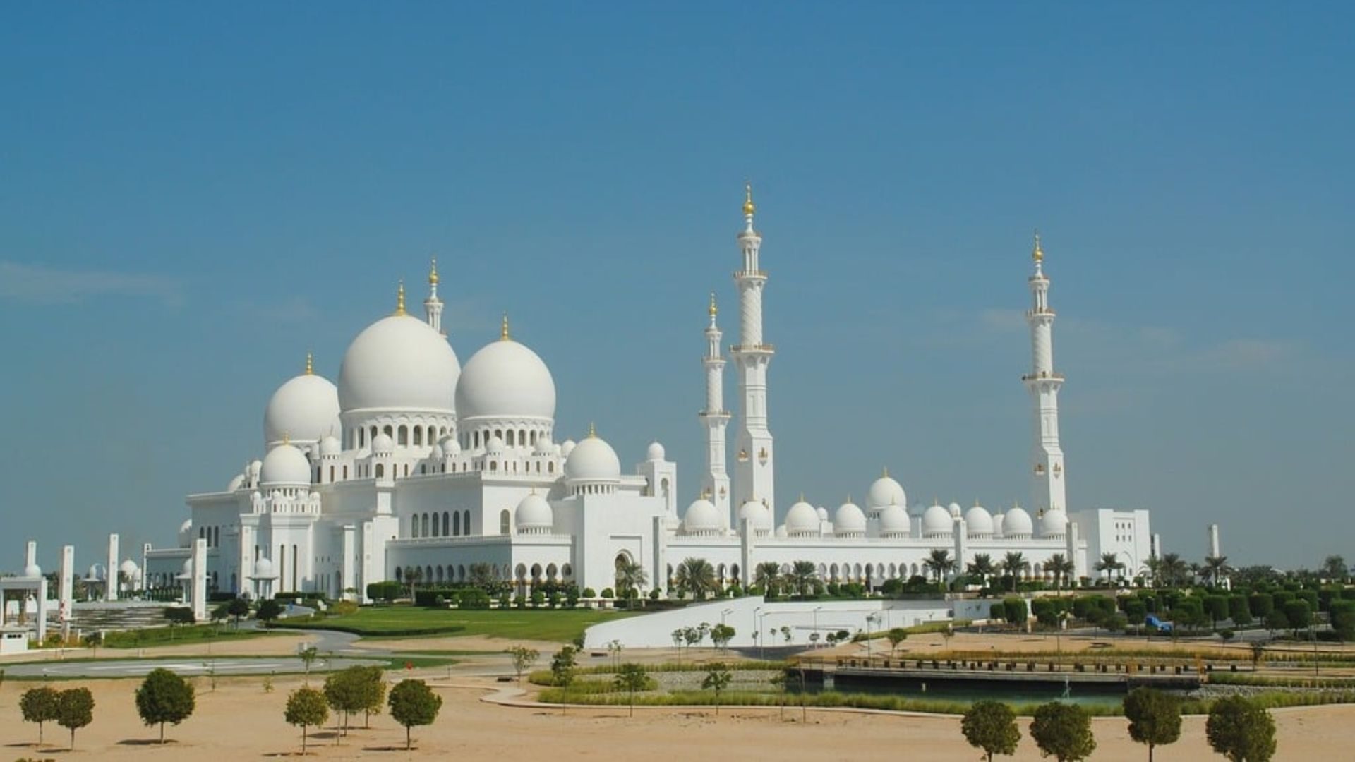 The Majestic Sheikh Zayed Grand Mosque
